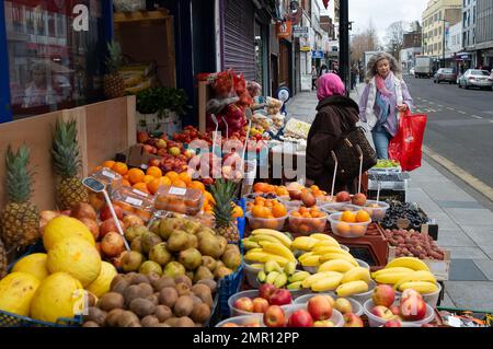 Slough, Berkshire, Großbritannien. 31. Januar 2023. Obst, das heute vor einem Laden in der Slough High Street verkauft wird. Trotz der Krise der Lebenshaltungskosten scheinen die Käufer immer noch reichlich Obst und Gemüse zu kaufen. Kredit: Maureen McLean/Alamy Live News Stockfoto
