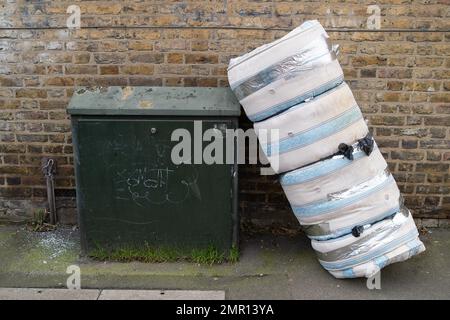 Slough, Berkshire, Großbritannien. 31. Januar 2023. Eine Matratze, die auf einem Bürgersteig in Slough gekippt wurde. Flugtipps sind nach wie vor eine Belastung für die Mittel des rates. Kredit: Maureen McLean/Alamy Live News Stockfoto