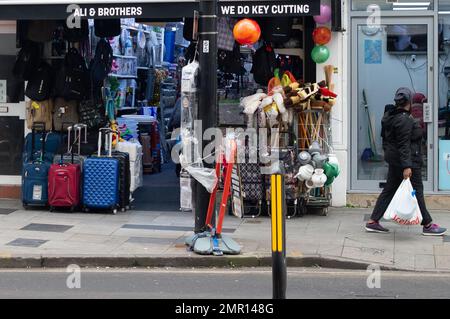 Slough, Berkshire, Großbritannien. 31. Januar 2023. Die Einkäufer sind heute in der Slough High Street. Während die Krise der Lebenshaltungskosten andauert, werden viele Menschen ihre Einkäufe einschränken. Kredit: Maureen McLean/Alamy Live News Stockfoto