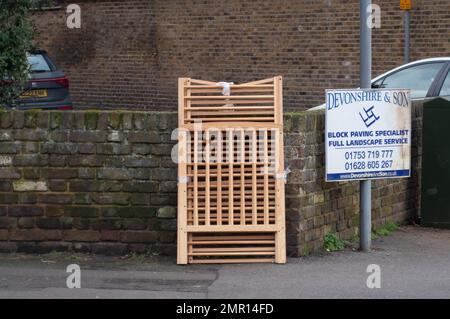 Slough, Berkshire, Großbritannien. 31. Januar 2023. Ein Bettgestell, das auf einem Gehweg in Slough geworfen wurde. Flugtipps sind nach wie vor eine Belastung für die Mittel des rates. Kredit: Maureen McLean/Alamy Live News Stockfoto