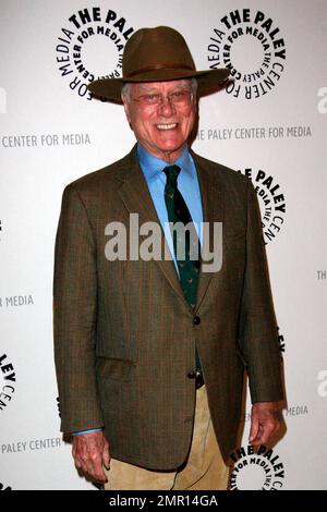 Larry Hagman an einem Abend mit Joel Grey. Die Veranstaltung im Paley Center feierte die Karriere von Oscar, Tony, Golden Globe und dem BAFTA-preisgekrönten Schauspieler Joel Grey. Los Angeles, Kalifornien. 1/18/11. Stockfoto