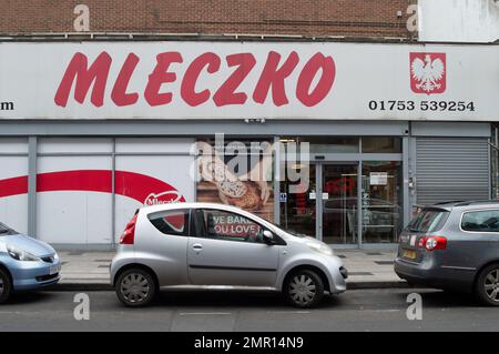 Slough, Berkshire, Großbritannien. 31. Januar 2023. MLECZKO ein polnischer Supermarkt. Die Einkäufer sind heute in der Slough High Street. Während die Krise der Lebenshaltungskosten andauert, werden viele Menschen ihre Einkäufe einschränken. Kredit: Maureen McLean/Alamy Live News Stockfoto
