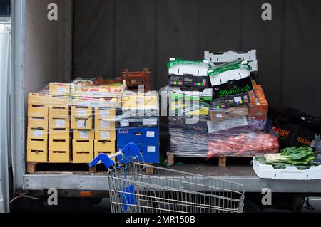 Slough, Berkshire, Großbritannien. 31. Januar 2023. Eine Gemüselieferung vor einem Laden in der Slough High Street heute. Trotz der Krise der Lebenshaltungskosten scheinen die Käufer immer noch reichlich Obst und Gemüse zu kaufen. Kredit: Maureen McLean/Alamy Live News Stockfoto