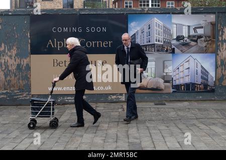 Slough, Berkshire, Großbritannien. 31. Januar 2023. Slough wird gewaltig erneuert, und jedes kleine Stück Land wird für den Bau von Wohnungen aufgebrochen. Kredit: Maureen McLean/Alamy Live News Stockfoto