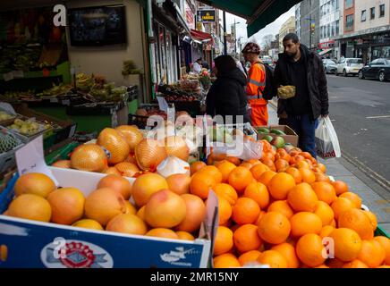 Slough, Berkshire, Großbritannien. 31. Januar 2023. Obst, das heute vor einem Laden in der Slough High Street verkauft wird. Trotz der Krise der Lebenshaltungskosten scheinen die Käufer immer noch reichlich Obst und Gemüse zu kaufen. Kredit: Maureen McLean/Alamy Live News Stockfoto