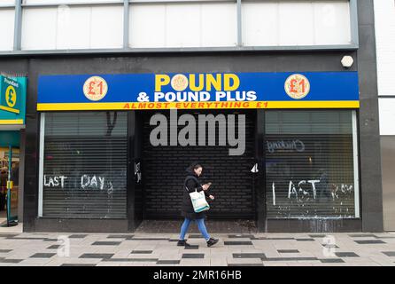 Slough, Berkshire, Großbritannien. 31. Januar 2023. Ein geschlossener Pound-Plus-Laden in der Slough High Street heute. Während die Krise der Lebenshaltungskosten andauert, werden viele Menschen ihre Einkäufe einschränken. Kredit: Maureen McLean/Alamy Live News Stockfoto