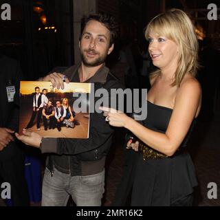 Charlie Day of 'IT's Always Sunny in Philadelphia' und seine Frau Mary Elizabeth Ellis sind alle lächelnd, wenn sie im Hotel Solamar ankommen, um die EW- und SyFy-Feier während der Comic-Con 2010 zu feiern. San Diego, Kalifornien. 07/24/10. Stockfoto