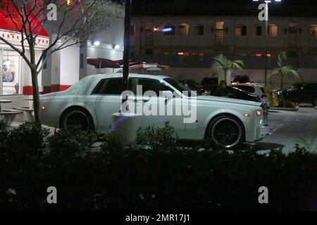 EXKLUSIV!! EXKLUSIV!! Nach ihrem Auftritt auf der amfAR Inspiration Gala verließ Lady Gaga die Veranstaltung in den frühen Morgenstunden und machte eine Fahrt auf dem Sunset Boulevard, um einen Happen im lokalen in-N-Out Burger zu essen. Wie in einer Filmszene sah der Stern aus wie Königin Boadicea, die auf ihrem makellosen weißen Streitwagen saß, als sie durch das Sonnendach ihres sich bewegenden weißen Rolls Royce stand. Während sie auf ihren spätabendlichen Snack wartete, saß Lady Gaga auf dem Beifahrersitz und trommelte mit ihren Händen auf dem Armaturenbrett, während ihr Bodyguard in das Junkfood-Restaurant ging, um ihre Bestellung abzuholen. Stockfoto