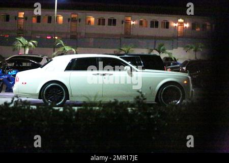 EXKLUSIV!! EXKLUSIV!! Nach ihrem Auftritt auf der amfAR Inspiration Gala verließ Lady Gaga die Veranstaltung in den frühen Morgenstunden und machte eine Fahrt auf dem Sunset Boulevard, um einen Happen im lokalen in-N-Out Burger zu essen. Wie in einer Filmszene sah der Stern aus wie Königin Boadicea, die auf ihrem makellosen weißen Streitwagen saß, als sie durch das Sonnendach ihres sich bewegenden weißen Rolls Royce stand. Während sie auf ihren spätabendlichen Snack wartete, saß Lady Gaga auf dem Beifahrersitz und trommelte mit ihren Händen auf dem Armaturenbrett, während ihr Bodyguard in das Junkfood-Restaurant ging, um ihre Bestellung abzuholen. Stockfoto