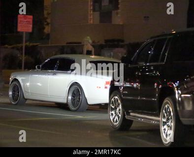 EXKLUSIV!! EXKLUSIV!! Nach ihrem Auftritt auf der amfAR Inspiration Gala verließ Lady Gaga die Veranstaltung in den frühen Morgenstunden und machte eine Fahrt auf dem Sunset Boulevard, um einen Happen im lokalen in-N-Out Burger zu essen. Wie in einer Filmszene sah der Stern aus wie Königin Boadicea, die auf ihrem makellosen weißen Streitwagen saß, als sie durch das Sonnendach ihres sich bewegenden weißen Rolls Royce stand. Während sie auf ihren spätabendlichen Snack wartete, saß Lady Gaga auf dem Beifahrersitz und trommelte mit ihren Händen auf dem Armaturenbrett, während ihr Bodyguard in das Junkfood-Restaurant ging, um ihre Bestellung abzuholen. Stockfoto