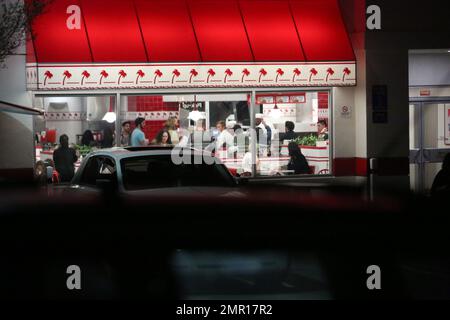 EXKLUSIV!! EXKLUSIV!! Nach ihrem Auftritt auf der amfAR Inspiration Gala verließ Lady Gaga die Veranstaltung in den frühen Morgenstunden und machte eine Fahrt auf dem Sunset Boulevard, um einen Happen im lokalen in-N-Out Burger zu essen. Wie in einer Filmszene sah der Stern aus wie Königin Boadicea, die auf ihrem makellosen weißen Streitwagen saß, als sie durch das Sonnendach ihres sich bewegenden weißen Rolls Royce stand. Während sie auf ihren spätabendlichen Snack wartete, saß Lady Gaga auf dem Beifahrersitz und trommelte mit ihren Händen auf dem Armaturenbrett, während ihr Bodyguard in das Junkfood-Restaurant ging, um ihre Bestellung abzuholen. Stockfoto