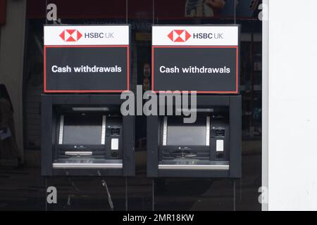 Slough, Berkshire, Großbritannien. 31. Januar 2023. Cashpoints in der HSBC-Filiale in der Slough High Street. Von der Bank of England wird erwartet, dass sie den Basiszinssatz auf 4 % anhebt, was der höchste seit dem Börsenkrach 2008 ist. Kredit: Maureen McLean/Alamy Live News Stockfoto