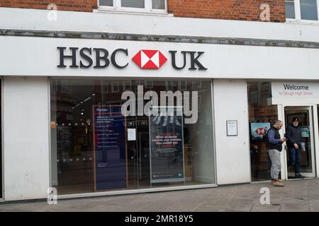 Slough, Berkshire, Großbritannien. 31. Januar 2023. Eine Filiale der HSBC UK Bank in der Slough High Street. Von der Bank of England wird erwartet, dass sie den Basiszinssatz auf 4 % anhebt, was der höchste seit dem Börsenkrach 2008 ist. Kredit: Maureen McLean/Alamy Live News Stockfoto