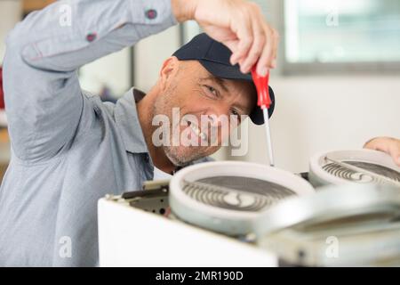 Mann, die Installation Induktionskochfelder in einer Küche Stockfoto