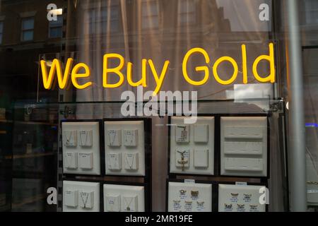 Slough, Berkshire, Großbritannien. 31. Januar 2023. Ein "Wir kaufen Gold" -Schild in einem Pfandleihgeschäft in der Slough High Street. Während die Menschen mit der Krise der Lebenshaltungskosten zu kämpfen haben, wenden sich einige Menschen dem Pfandleiher zu. Kredit: Maureen McLean/Alamy Live News Stockfoto