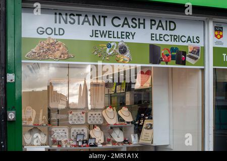 Slough, Berkshire, Großbritannien. 31. Januar 2023. Eine sofortige Barzahlung für Gold, Schmuck und Elektrik im Fenster des Pfandleihgeschäfts in der Slough High Street. Während die Menschen mit der Krise der Lebenshaltungskosten zu kämpfen haben, wenden sich einige Menschen dem Pfandleiher zu. Kredit: Maureen McLean/Alamy Live News Stockfoto