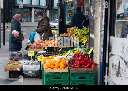 Slough, Berkshire, Großbritannien. 31. Januar 2023. Obst, das heute vor einem Laden in der Slough High Street verkauft wird. Trotz der Krise der Lebenshaltungskosten scheinen die Käufer immer noch reichlich Obst und Gemüse zu kaufen. Kredit: Maureen McLean/Alamy Live News Stockfoto