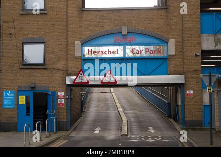 Slough, Berkshire, Großbritannien. 31. Januar 2023. Von Slough Borough Council wird erwartet, dass er den Herschel-Parkplatz in Slough verkauft, um ihre riesigen Schulden zu begleichen. Kredit: Maureen McLean/Alamy Live News Stockfoto