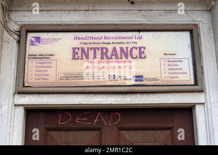 Slough, Berkshire, Großbritannien. 31. Januar 2023. Eine ehemalige Rekrutierungsagentur in Slough, mit dem Wort "tot" an der Tür. Kredit: Maureen McLean/Alamy Live News Stockfoto