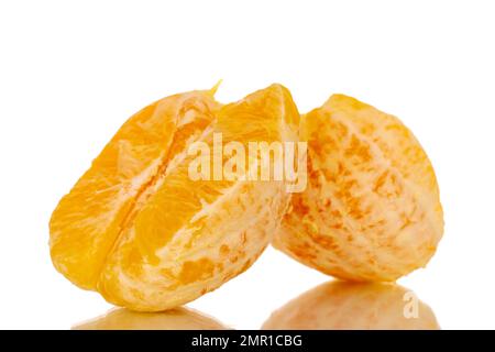 Zwei Hälften einer geschälten Orange, Makro, isoliert auf weißem Hintergrund. Stockfoto