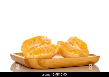 Zwei Hälften einer geschälten Orange auf einer Bambusplatte, Makro, isoliert auf weißem Hintergrund. Stockfoto