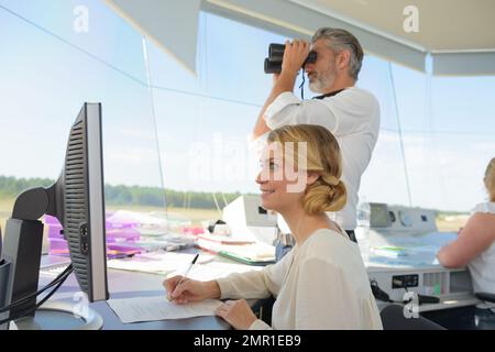 Start- und Landebahnkontrollrechner des flughafens Stockfoto