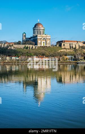 Esztergom Basilika mit Reflexion in der Donau, Ungarn. Kulturelles Erbe. Der Gottesdienst. Religiöse Architektur. Stockfoto