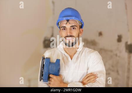 Porträt eines Baumeisters in blauem Helm Stockfoto