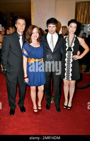 „Kyle XY“ Stars Chris Olivero, April Matson, Matt Dallas und Jaime Alexander kommen beim Dinner der Ninth Annual Family Television Awards in Beverly Hills, Kalifornien, an. 11/28/07. Stockfoto