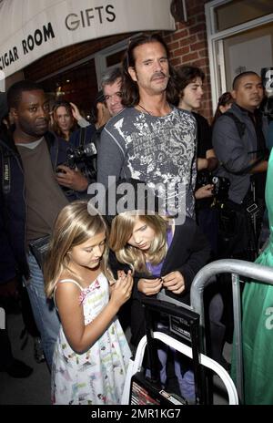 Lorenzo Lamas und seine Töchter nehmen an der großen Eröffnungsfeier für die berühmten Cupcakes in Los Angeles, Kalifornien, Teil. 10/7/09. Stockfoto