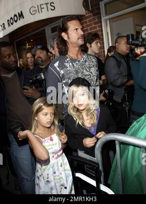 Lorenzo Lamas und seine Töchter nehmen an der großen Eröffnungsfeier für die berühmten Cupcakes in Los Angeles, Kalifornien, Teil. 10/7/09. Stockfoto