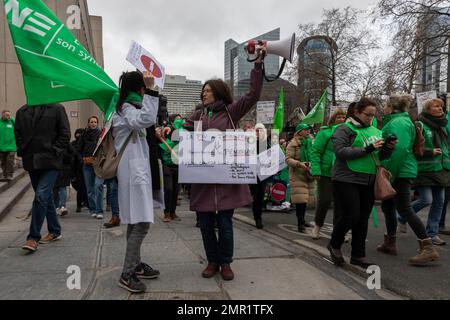 Belgien / Brüssel, - 31/1/2023 - Nicolas Landemard / Le Pictorium - Demonstration des gemeinnützigen Sektors in Brüssel - 31/1/2023 - Belgien / Brüssel / Brüssel - heute haben in der belgischen Hauptstadt etwa 18.000 Personen aus dem gemeinnützigen Sektor demonstriert. Zum Zeitpunkt der Abfassung wurden keine Vorfälle gemeldet. Stockfoto