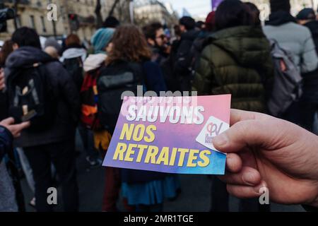 Frankreich / Paris, 31/01/2023, Jan Schmidt-Whitley/Le Pictorium - Streik gegen die Rentenreform in Paris - 31/1/2023 - Frankreich / Paris / Paris - Sticker 'Save our pensions'. Demonstration gegen die Rentenreform in Paris. Die Gewerkschaften behaupten, dass die Prozessionen am Dienstag dichter sein werden als die am 19. Januar gebildeten. Die Polizei auch, laut den Zahlen, die für Mittag übermittelt wurden. In Paris kündigte die Polizeipräfektur 87.000 Demonstranten an, während die CGT mehr als 500.000 Demonstranten forderte. Stockfoto