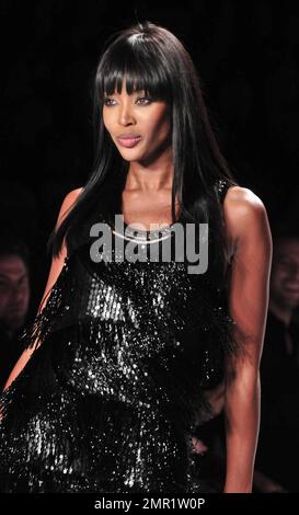 Naomi Campbell geht während der Mercedes-Benz Fashion Week in New York, New York, New York, 2. 12. 10 auf der Landebahn von Naomi Campbell's Fashion for Relief Haiti. . Stockfoto