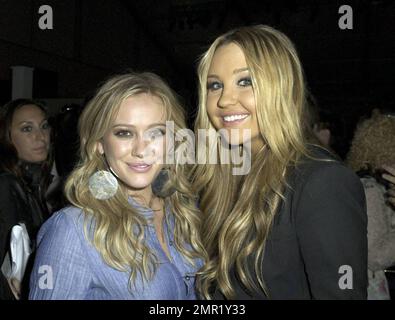 Amanda Bynes und Hillary Duff auf der QVC-Kick-off-Party in den Mercedes-Benz Fashion Week-Zelten. Rachel Zoe veranstaltete die private Party, zu der auch The Who's Who in Mode, Film und Unterhaltung gehörte. New York, NY. 9/12/09. Stockfoto