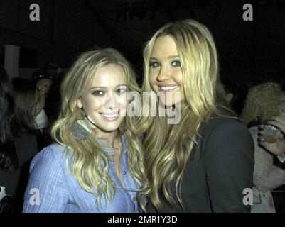 Amanda Bynes und Hillary Duff auf der QVC-Kick-off-Party in den Mercedes-Benz Fashion Week-Zelten. Rachel Zoe veranstaltete die private Party, zu der auch The Who's Who in Mode, Film und Unterhaltung gehörte. New York, NY. 9/12/09. Stockfoto