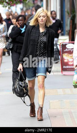 Fearne Cotton trägt einen schwarzen Pullover, ein Oberteil mit Punktmuster, jeans Shorts und braune Stiefel, wenn sie das BBC Radio 1 verlässt. London, Großbritannien. 16. August 2011. Stockfoto
