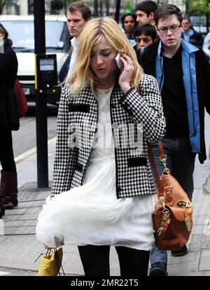 Fearne Cotton scheint gut gelaunt zu sein, wenn sie das BBC Radio 1 verlässt und sich mit einem Kollegen unterhält, während sie aus der Tür geht. Später, als sie spazierte, nahm sie einen Anruf entgegen und sah danach etwas deprimiert aus. Sie schien auch an einem luftigen Tag in London, Großbritannien, Probleme mit ihrem Kleid gehabt zu haben. 4/1/11. Stockfoto