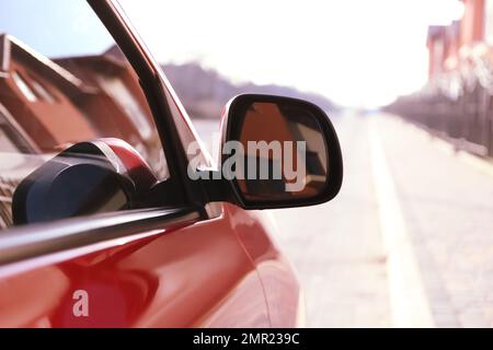Seitenrückspiegel eines modernen Autos im Freien Stockfoto