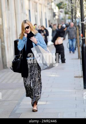 Heute verlässt BBC Radio 1 Gastgeberin Fearne Cotton die trendige, gemusterte palazzo-Hosen trug, eine Jeansjacke und Absätze mit Leopardenmuster, die ihr Fußtätowierung zeigten, Ich war mir hoffentlich glücklicherweise nicht bewusst, dass ein verrückter junger Mann den Paparazzi eine kleine Show gab, indem er sie anmachte, während sie sich die Straße runter machte, während sie eine Einkaufstasche trug und mit ihrem Handy chatte. London, Großbritannien. 03/14/11. Stockfoto