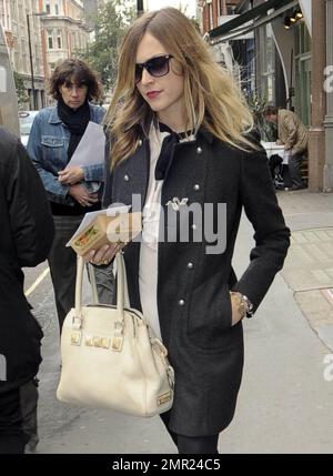 BBC Radio Personality Fearne Cotton trägt einen kleinen Salat zum Mitnehmen, nachdem er die Arbeit in den BBC Radio Studios verlassen hat. Baumwolle mit dunkler Wolljacke, weißes Minikleid und Kampfstiefel, ließ ihr Haar vor ihrem Gesicht hängen und schien melancholisch zu sein. In den letzten Tagen hat Cotton aufgebrachte Worte von der Londoner Schauspielerin Mischa Barton empfangen, nachdem Cotton Barton angeblich in einem unangenehmen Licht während einer Folge ihrer TV-Show „Fearne and“ dargestellt hat. London, Großbritannien. 10/14/10. Stockfoto