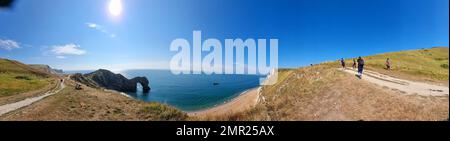 Tyneham Village, in der Nähe von Durdle Door am Jurassic Park in England, erstreckt sich unterhalb des Fußwegs zum höchsten Punkt der Klippenwanderung in Dorset und East Devon. England. Stockfoto