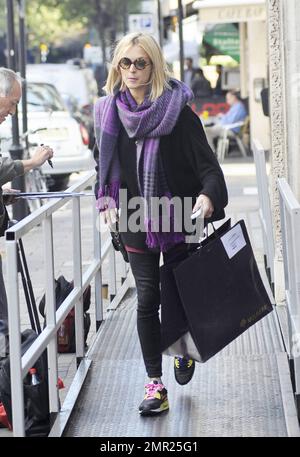 Fearne Cotton in einem sperrigen schwarzen Sweatshirt mit einem großen, violetten Schal, einer schwarzen Hose und neuen Turnschuhen. Es scheint, dass die Sneaker in verschiedenen Farben Schnürsenkel haben, eines in Pink und das andere in Blau. Könnte es eine wichtige Bedeutung hinter den kombinierten Schnürsenkeln geben? London, Großbritannien. 21. Oktober 2011. Stockfoto