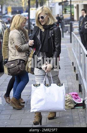 Fearne Cotton trägt unterwegs in London, Großbritannien, eine lockere, gemusterte Hose, ein schwarzes Oberteil, eine schwarze Lederjacke und einen Schal. 14. Dezember 2011 Stockfoto