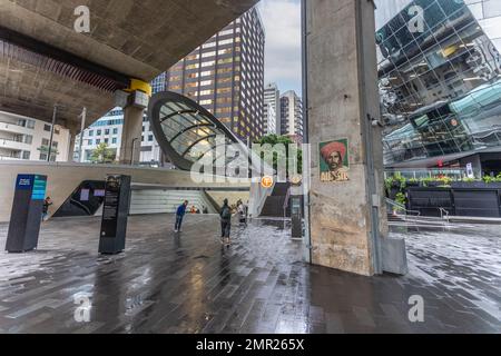 Skyscrappers und Eintritt zur Wynyard U-Bahnstation in Napoleon Plaza, Sydney, Australien am 6. Januar 2023 Stockfoto