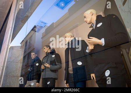 Männliche Schaufensterpuppen in einem Schaufenster Stockfoto