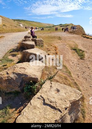 Tyneham Village, in der Nähe von Durdle Door am Jurassic Park in England, erstreckt sich unterhalb des Fußwegs zum höchsten Punkt der Klippenwanderung in Dorset und East Devon. England. Stockfoto