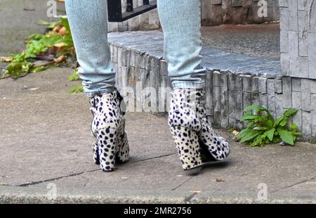 Fearne Cotton trägt Jeans aus den 80s Jahren mit Säurewäsche und Plateau-Stiefel aus den 70s Jahren mit Dalmationspunkten in Kombination mit einem schwarzen Pullover mit Zopfmuster, wenn sie in London spaziert. 21. November 2011 . Stockfoto