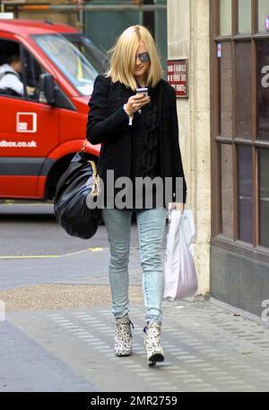 Fearne Cotton trägt Jeans aus den 80s Jahren mit Säurewäsche und Plateau-Stiefel aus den 70s Jahren mit Dalmationspunkten in Kombination mit einem schwarzen Pullover mit Zopfmuster, wenn sie in London spaziert. 21. November 2011 Stockfoto