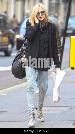 Fearne Cotton trägt Jeans aus den 80s Jahren mit Säurewäsche und Plateau-Stiefel aus den 70s Jahren mit Dalmationspunkten in Kombination mit einem schwarzen Pullover mit Zopfmuster, wenn sie in London spaziert. 21. November 2011 Stockfoto